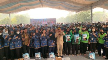 Gubernur Kalimantan Tengah H. Agustiar Sabran menyerahkan bantuan paket sembako kepada aparatur di lingkungan Pemerintah Provinsi Kalimantan Tengah di Istana Isen Mulang, Palangka Raya, Kamis (17/9/26).
