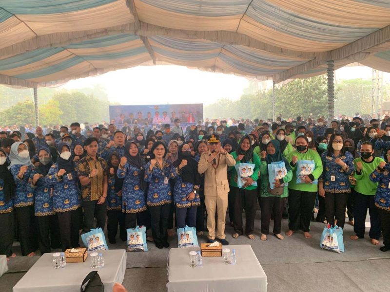 Gubernur Kalimantan Tengah H. Agustiar Sabran menyerahkan bantuan paket sembako kepada aparatur di lingkungan Pemerintah Provinsi Kalimantan Tengah di Istana Isen Mulang, Palangka Raya, Kamis (17/9/26).