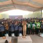 Gubernur Kalimantan Tengah H. Agustiar Sabran menyerahkan bantuan paket sembako kepada aparatur di lingkungan Pemerintah Provinsi Kalimantan Tengah di Istana Isen Mulang, Palangka Raya, Kamis (17/9/26).