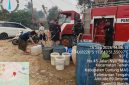 Penyaluran bantuan air bersih kepada masyarakat yang terdampak kekeringan 