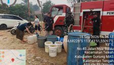 Penyaluran bantuan air bersih kepada masyarakat yang terdampak kekeringan 