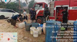 Penyaluran bantuan air bersih kepada masyarakat yang terdampak kekeringan 