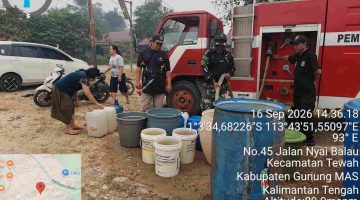 Penyaluran bantuan air bersih kepada masyarakat yang terdampak kekeringan 