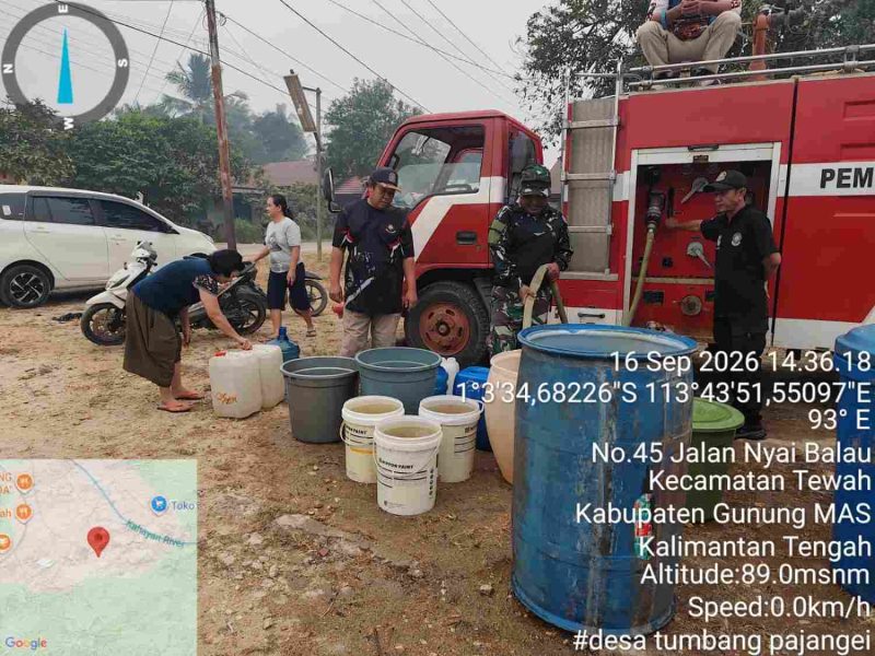 Penyaluran bantuan air bersih kepada masyarakat yang terdampak kekeringan 