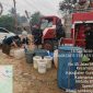 Penyaluran bantuan air bersih kepada masyarakat yang terdampak kekeringan 