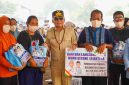 Gubernur Kalimantan Tengah Agustiar Sabran menyerahkan bantuan sembako dan Kartu Huma Betang Sejahtera kepada masyarakat di Kelurahan Kalampangan, Kecamatan Sabangau, Palangka Raya, Jumat (18/9/26).