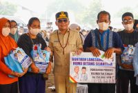 Gubernur Kalimantan Tengah Agustiar Sabran menyerahkan bantuan sembako dan Kartu Huma Betang Sejahtera kepada masyarakat di Kelurahan Kalampangan, Kecamatan Sabangau, Palangka Raya, Jumat (18/9/26).