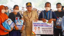 Gubernur Kalimantan Tengah Agustiar Sabran menyerahkan bantuan sembako dan Kartu Huma Betang Sejahtera kepada masyarakat di Kelurahan Kalampangan, Kecamatan Sabangau, Palangka Raya, Jumat (18/9/26).