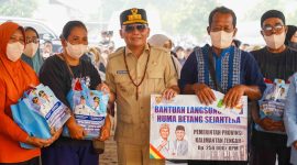Gubernur Kalimantan Tengah Agustiar Sabran menyerahkan bantuan sembako dan Kartu Huma Betang Sejahtera kepada masyarakat di Kelurahan Kalampangan, Kecamatan Sabangau, Palangka Raya, Jumat (18/9/26).