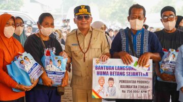 Gubernur Kalimantan Tengah Agustiar Sabran menyerahkan bantuan sembako dan Kartu Huma Betang Sejahtera kepada masyarakat di Kelurahan Kalampangan, Kecamatan Sabangau, Palangka Raya, Jumat (18/9/26).