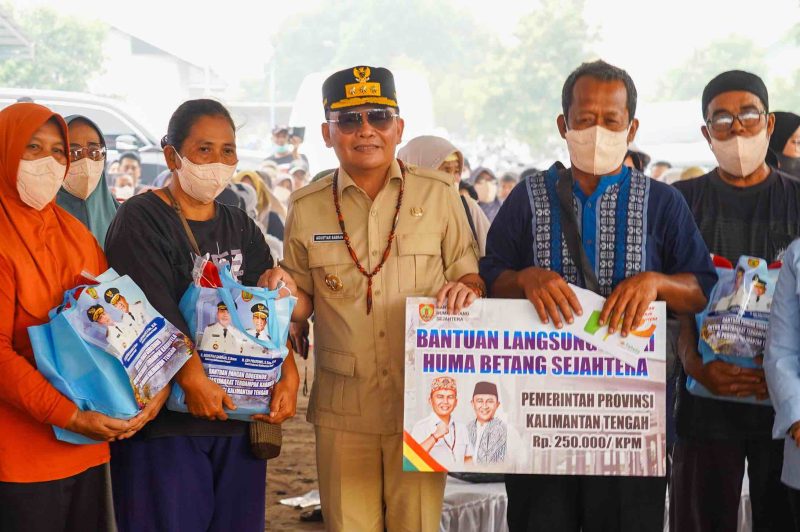 Gubernur Kalimantan Tengah Agustiar Sabran menyerahkan bantuan sembako dan Kartu Huma Betang Sejahtera kepada masyarakat di Kelurahan Kalampangan, Kecamatan Sabangau, Palangka Raya, Jumat (18/9/26).