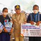 Gubernur Kalimantan Tengah Agustiar Sabran menyerahkan bantuan sembako dan Kartu Huma Betang Sejahtera kepada masyarakat di Kelurahan Kalampangan, Kecamatan Sabangau, Palangka Raya, Jumat (18/9/26).