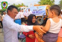 Bupati Seruyan Ahmad Selanorwanda saat bercanda dengan salah satu Balita dalam kunjungan kerjanya di Kabupaten Seruyan belum lama ini. 