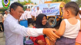 Bupati Seruyan Ahmad Selanorwanda saat bercanda dengan salah satu Balita dalam kunjungan kerjanya di Kabupaten Seruyan belum lama ini. 