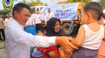 Bupati Seruyan Ahmad Selanorwanda saat bercanda dengan salah satu Balita dalam kunjungan kerjanya di Kabupaten Seruyan belum lama ini. 