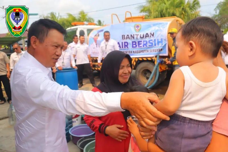 Bupati Seruyan Ahmad Selanorwanda saat bercanda dengan salah satu Balita dalam kunjungan kerjanya di Kabupaten Seruyan belum lama ini. 