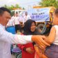 Bupati Seruyan Ahmad Selanorwanda saat bercanda dengan salah satu Balita dalam kunjungan kerjanya di Kabupaten Seruyan belum lama ini. 