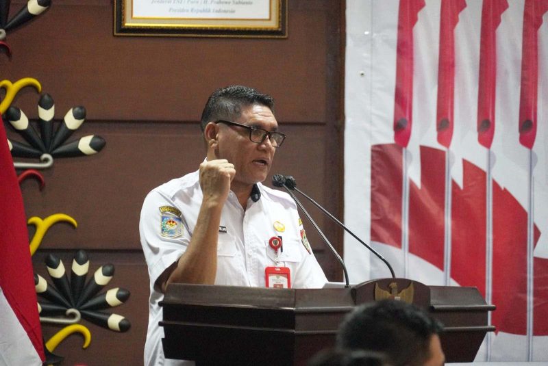 Asisten Ekonomi dan Pembangunan Setda Kalteng Anang Dirjo menyampaikan sambutan tertulis Gubernur Kalteng Agustiar Sabran dalam FGD Pengendalian Kebakaran Hutan dan Lahan di Aula Jayang Tingang, Kantor Gubernur Kalteng, Rabu (23/9/26).