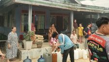 Pemerintah Provinsi Kalimantan Tengah menyalurkan bantuan air bersih kepada masyarakat di sejumlah wilayah terdampak kekeringan untuk memenuhi kebutuhan dasar selama musim kemarau