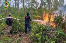 Anggota Damkar Seruyan saat memadamkan api di lahan yang terbakar. Persoalan kebakaran hutan dan lahan (karhutla) menjadi salah satu perhatian utama Fraksi Keadilan Pembangunan Demokrasi Nasional (KPDN) dalam Rapat Paripurna pembahasan Perubahan APBD Kabupaten Seruyan Tahun Anggaran 2026 di DPRD Seruyan belum lama ini.