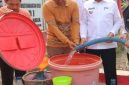 Bupati Seruyan Ahmad Selanorwanda saat membagikan air bersih gratis baru-baru ini. Fraksi Keadilan Pembangunan Nasional Demokrat (KPDN) DPRD Seruyan menyoroti pelayanan air bersih yang dikelola PDAM, terutama di tengah kondisi musim kemarau yang berpotensi mengganggu distribusi kepada masyarakat seperti saat ini.