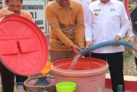 Bupati Seruyan Ahmad Selanorwanda saat membagikan air bersih gratis baru-baru ini. Fraksi Keadilan Pembangunan Nasional Demokrat (KPDN) DPRD Seruyan menyoroti pelayanan air bersih yang dikelola PDAM, terutama di tengah kondisi musim kemarau yang berpotensi mengganggu distribusi kepada masyarakat seperti saat ini.
