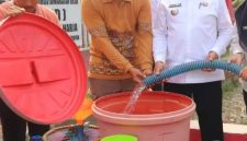 Bupati Seruyan Ahmad Selanorwanda saat membagikan air bersih gratis baru-baru ini. Fraksi Keadilan Pembangunan Nasional Demokrat (KPDN) DPRD Seruyan menyoroti pelayanan air bersih yang dikelola PDAM, terutama di tengah kondisi musim kemarau yang berpotensi mengganggu distribusi kepada masyarakat seperti saat ini.
