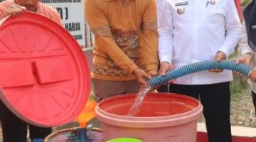Bupati Seruyan Ahmad Selanorwanda saat membagikan air bersih gratis baru-baru ini. Fraksi Keadilan Pembangunan Nasional Demokrat (KPDN) DPRD Seruyan menyoroti pelayanan air bersih yang dikelola PDAM, terutama di tengah kondisi musim kemarau yang berpotensi mengganggu distribusi kepada masyarakat seperti saat ini.