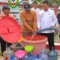 Bupati Seruyan Ahmad Selanorwanda saat membagikan air bersih gratis baru-baru ini. Fraksi Keadilan Pembangunan Nasional Demokrat (KPDN) DPRD Seruyan menyoroti pelayanan air bersih yang dikelola PDAM, terutama di tengah kondisi musim kemarau yang berpotensi mengganggu distribusi kepada masyarakat seperti saat ini.
