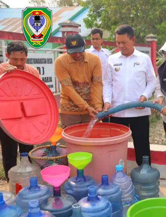 Bupati Seruyan Ahmad Selanorwanda saat membagikan air bersih gratis baru-baru ini. Fraksi Keadilan Pembangunan Nasional Demokrat (KPDN) DPRD Seruyan menyoroti pelayanan air bersih yang dikelola PDAM, terutama di tengah kondisi musim kemarau yang berpotensi mengganggu distribusi kepada masyarakat seperti saat ini.