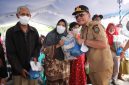 Gubernur Kalimantan Tengah Agustiar Sabran menyalurkan bantuan pangan dan BLT Huma Betang Sejahtera kepada masyarakat Kelurahan Kereng Bangkirai, Palangka Raya, Senin (28/9/26).