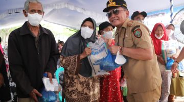 Gubernur Kalimantan Tengah Agustiar Sabran menyalurkan bantuan pangan dan BLT Huma Betang Sejahtera kepada masyarakat Kelurahan Kereng Bangkirai, Palangka Raya, Senin (28/9/26).