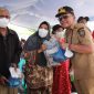 Gubernur Kalimantan Tengah Agustiar Sabran menyalurkan bantuan pangan dan BLT Huma Betang Sejahtera kepada masyarakat Kelurahan Kereng Bangkirai, Palangka Raya, Senin (28/9/26).