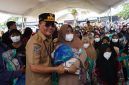Gubernur Kalimantan Tengah Agustiar Sabran menyerahkan bantuan pangan dan BLT Kartu Huma Betang Sejahtera kepada masyarakat Kelurahan Langkai, Kecamatan Pahandut, Palangka Raya, Senin (28/9/26).