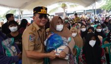 Gubernur Kalimantan Tengah Agustiar Sabran menyerahkan bantuan pangan dan BLT Kartu Huma Betang Sejahtera kepada masyarakat Kelurahan Langkai, Kecamatan Pahandut, Palangka Raya, Senin (28/9/26).
