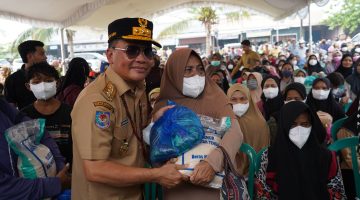 Gubernur Kalimantan Tengah Agustiar Sabran menyerahkan bantuan pangan dan BLT Kartu Huma Betang Sejahtera kepada masyarakat Kelurahan Langkai, Kecamatan Pahandut, Palangka Raya, Senin (28/9/26).