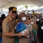 Gubernur Kalimantan Tengah Agustiar Sabran menyerahkan bantuan pangan dan BLT Kartu Huma Betang Sejahtera kepada masyarakat Kelurahan Langkai, Kecamatan Pahandut, Palangka Raya, Senin (28/9/26).
