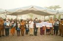 Gubernur Kalimantan Tengah Agustiar Sabran menyerahkan bantuan pangan kepada masyarakat Kelurahan Bukit Tunggal, Kecamatan Jekan Raya, Palangka Raya, Selasa (29/9/26).