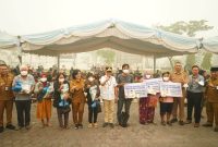 Gubernur Kalimantan Tengah Agustiar Sabran menyerahkan bantuan pangan kepada masyarakat Kelurahan Bukit Tunggal, Kecamatan Jekan Raya, Palangka Raya, Selasa (29/9/26).