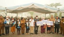 Gubernur Kalimantan Tengah Agustiar Sabran menyerahkan bantuan pangan kepada masyarakat Kelurahan Bukit Tunggal, Kecamatan Jekan Raya, Palangka Raya, Selasa (29/9/26).
