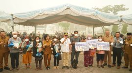 Gubernur Kalimantan Tengah Agustiar Sabran menyerahkan bantuan pangan kepada masyarakat Kelurahan Bukit Tunggal, Kecamatan Jekan Raya, Palangka Raya, Selasa (29/9/26).