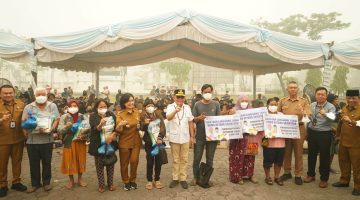 Gubernur Kalimantan Tengah Agustiar Sabran menyerahkan bantuan pangan kepada masyarakat Kelurahan Bukit Tunggal, Kecamatan Jekan Raya, Palangka Raya, Selasa (29/9/26).