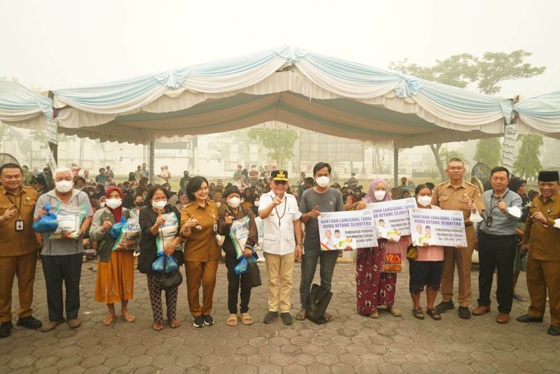 Gubernur Kalimantan Tengah Agustiar Sabran menyerahkan bantuan pangan kepada masyarakat Kelurahan Bukit Tunggal, Kecamatan Jekan Raya, Palangka Raya, Selasa (29/9/26).