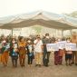 Gubernur Kalimantan Tengah Agustiar Sabran menyerahkan bantuan pangan kepada masyarakat Kelurahan Bukit Tunggal, Kecamatan Jekan Raya, Palangka Raya, Selasa (29/9/26).