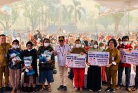 Gubernur Kalimantan Tengah Agustiar Sabran menyerahkan bantuan pangan dan BLT Kartu Huma Betang Sejahtera kepada masyarakat Kelurahan Pahandut Seberang, Palangka Raya, Selasa (29/9/26).