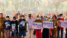 Gubernur Kalimantan Tengah Agustiar Sabran menyerahkan bantuan pangan dan BLT Kartu Huma Betang Sejahtera kepada masyarakat Kelurahan Pahandut Seberang, Palangka Raya, Selasa (29/9/26).