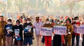 Gubernur Kalimantan Tengah Agustiar Sabran menyerahkan bantuan pangan dan BLT Kartu Huma Betang Sejahtera kepada masyarakat Kelurahan Pahandut Seberang, Palangka Raya, Selasa (29/9/26).