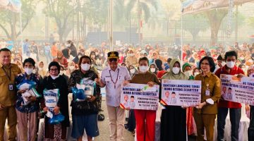 Gubernur Kalimantan Tengah Agustiar Sabran menyerahkan bantuan pangan dan BLT Kartu Huma Betang Sejahtera kepada masyarakat Kelurahan Pahandut Seberang, Palangka Raya, Selasa (29/9/26).
