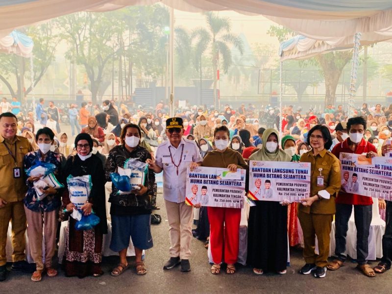 Gubernur Kalimantan Tengah Agustiar Sabran menyerahkan bantuan pangan dan BLT Kartu Huma Betang Sejahtera kepada masyarakat Kelurahan Pahandut Seberang, Palangka Raya, Selasa (29/9/26).