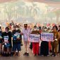 Gubernur Kalimantan Tengah Agustiar Sabran menyerahkan bantuan pangan dan BLT Kartu Huma Betang Sejahtera kepada masyarakat Kelurahan Pahandut Seberang, Palangka Raya, Selasa (29/9/26).